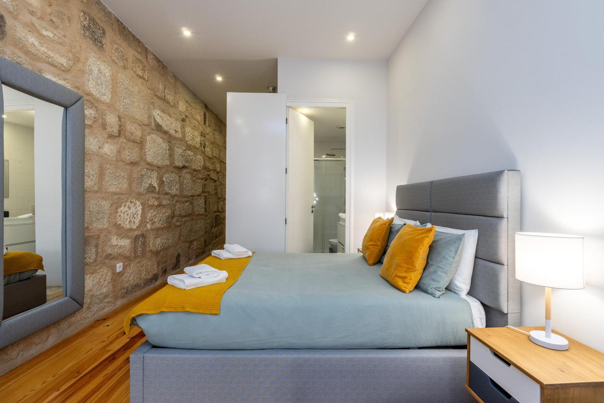 A Window To - Premium By The River * Oporto